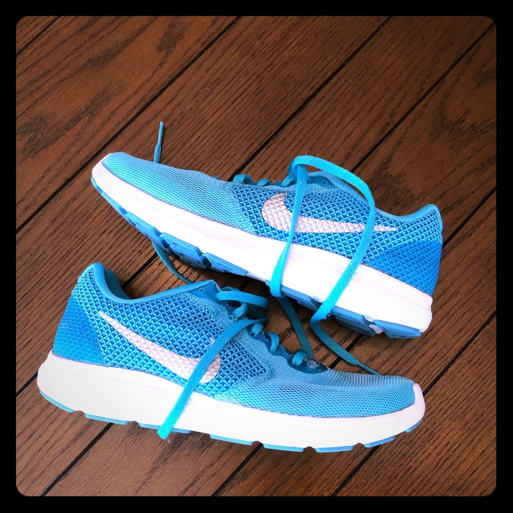 ❌SOLD❌ Turquoise Nike Shoes sz 7.5